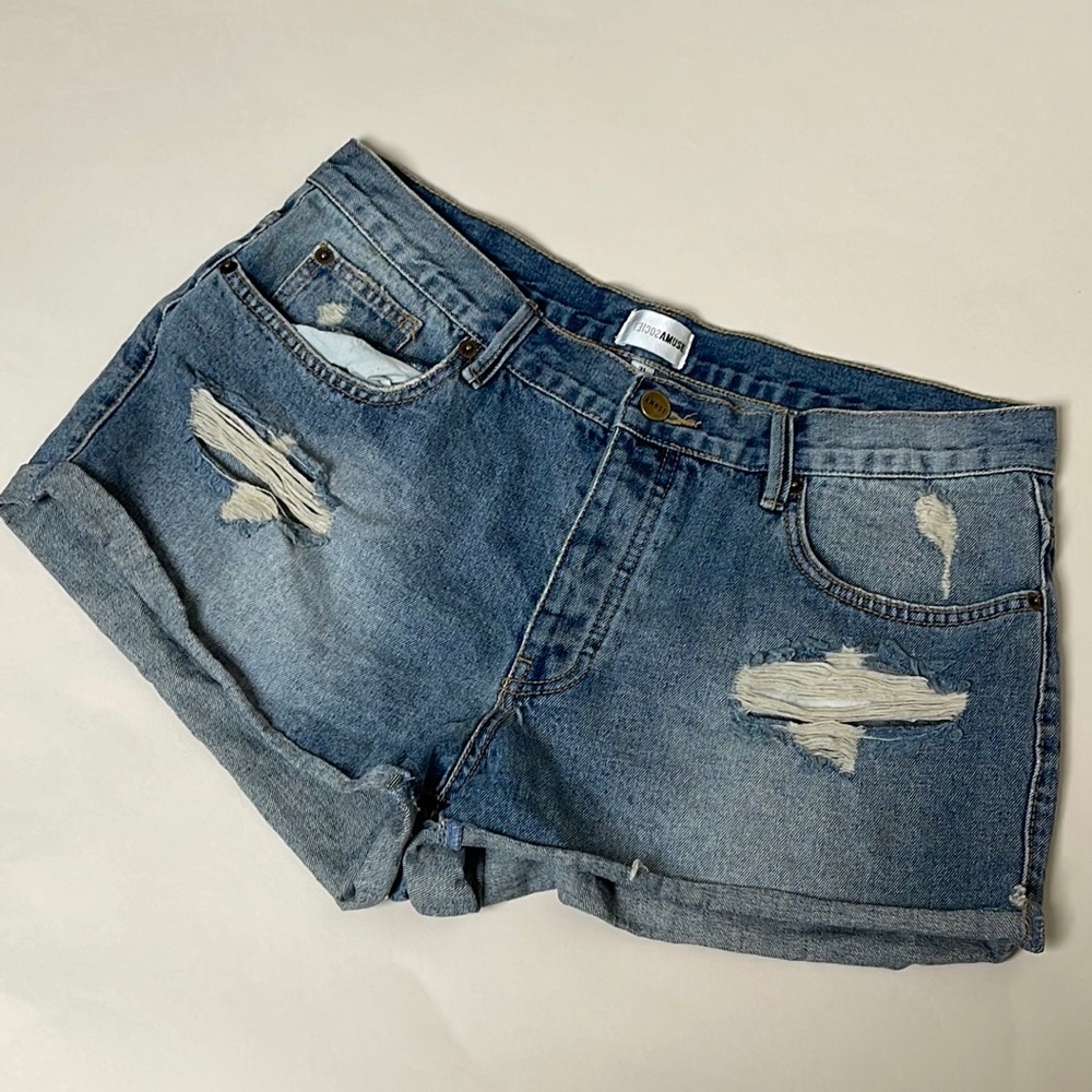 Amuse Society light denim distressed shorts size 31